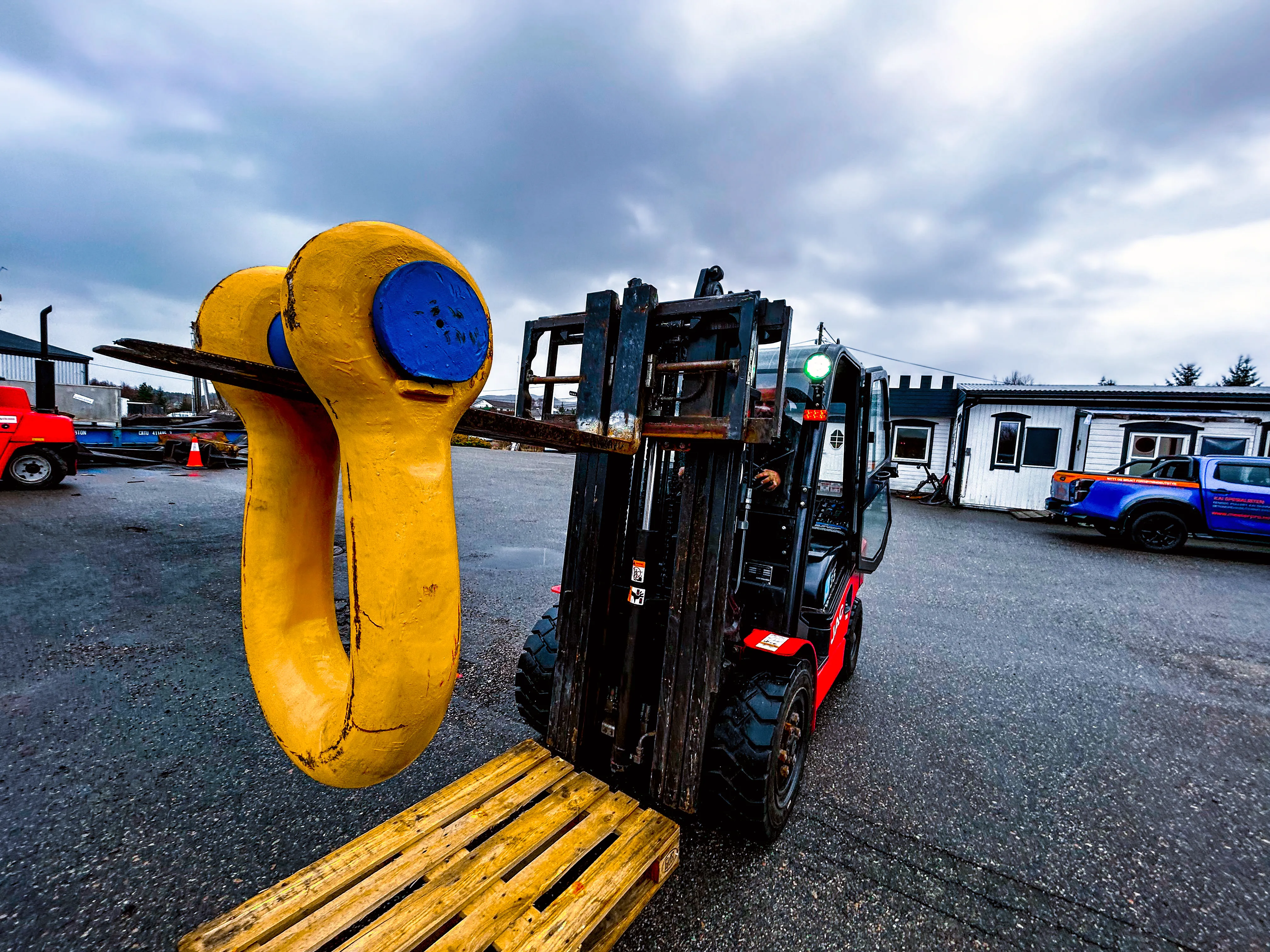 Mooring shackle